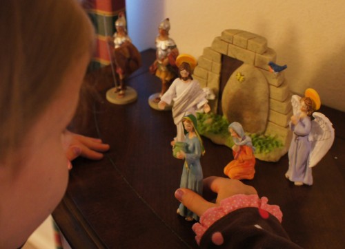 Easter figurines with tomb, Resurrected Christ, Mary